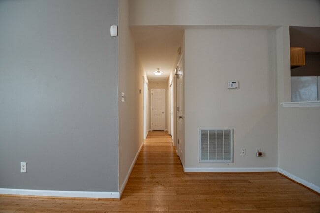 Building Photo - Comfortable 3 Bedroom / 2 Bath One - Level...