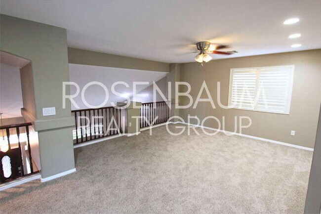 Building Photo - Stunning 4-bedrooms, 3.5 baths home with a...