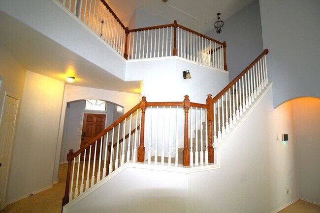 Building Photo - 6707 Rosita Oak Dr