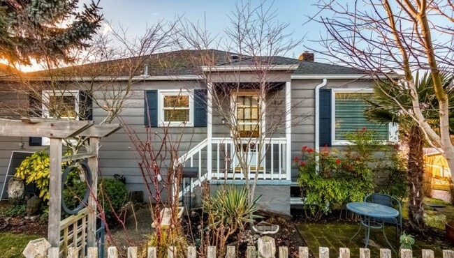 Primary Photo - 3 bedroom in Seattle WA 98116