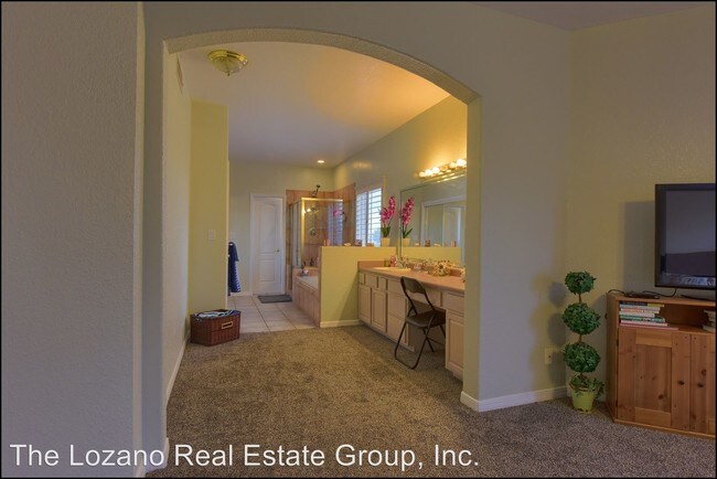Building Photo - 5 br, 3 bath House - 909 Via Descanso Drive