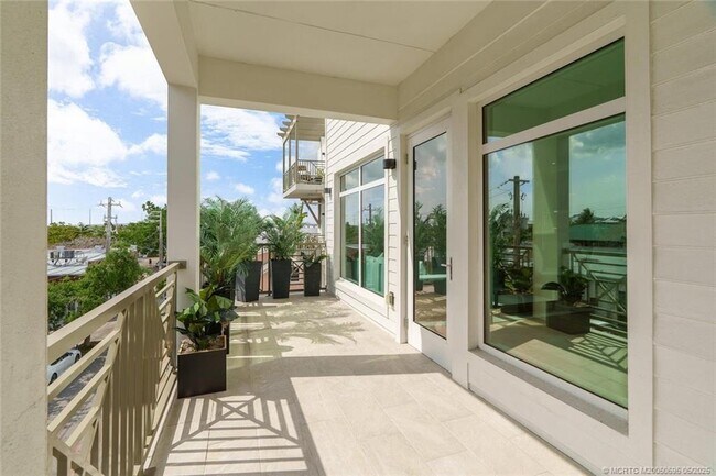 Building Photo - 41 SW Seminole St