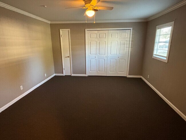 Building Photo - 1 Bedroom/1 Bath Triplex near VSU