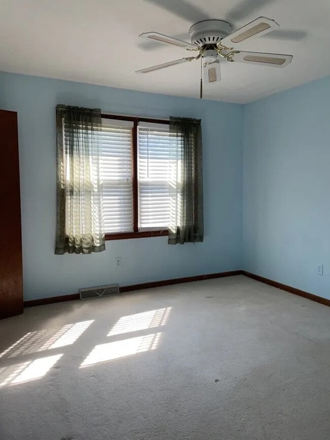 Building Photo - 3 Bedroom 2 Bathroom