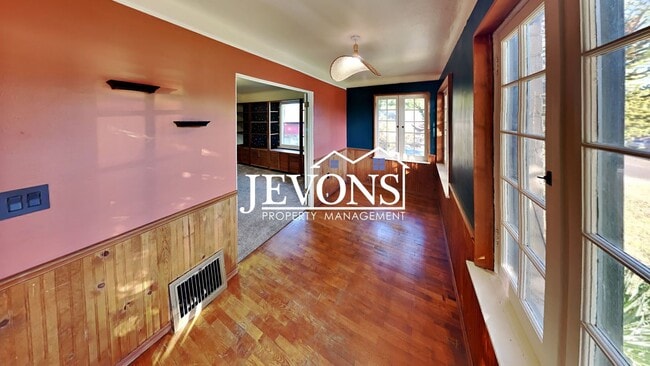 Building Photo - $895 Rent Credit - Charming 3-bedroom home with washer and dryer, an equipped kitchen, and nearby...