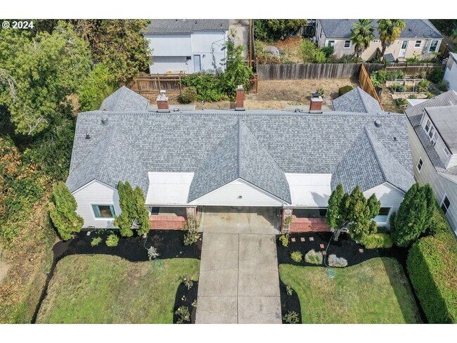 Building Photo - 2 bedroom duplex in Amazon Neighborhood