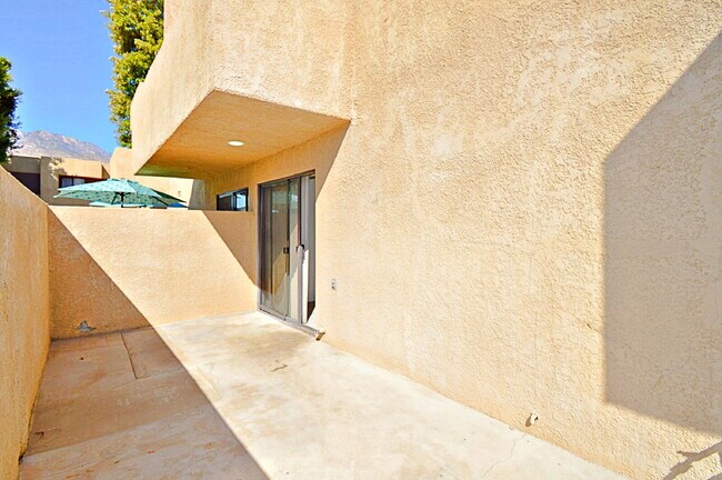 Building Photo - "Spacious 960 Sq Ft Studio Oasis in Vibrant Palm Springs!"