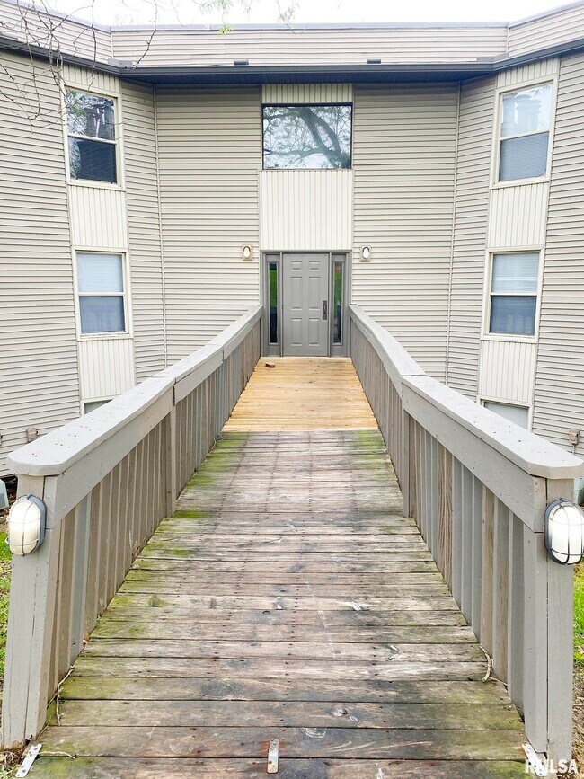 Building Photo - 5905 W Ridgecrest Dr