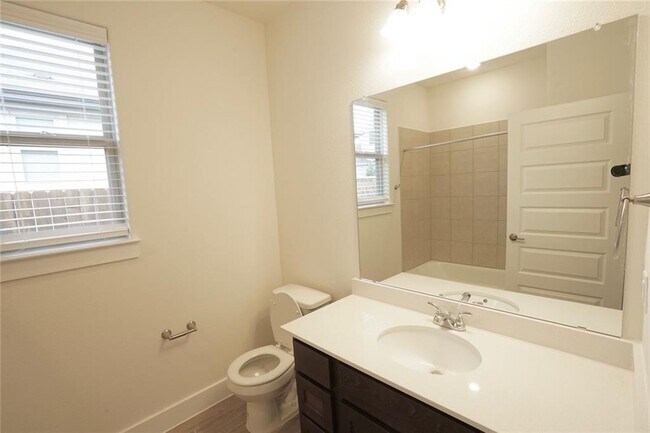 Building Photo - 648 Parkline Dr
