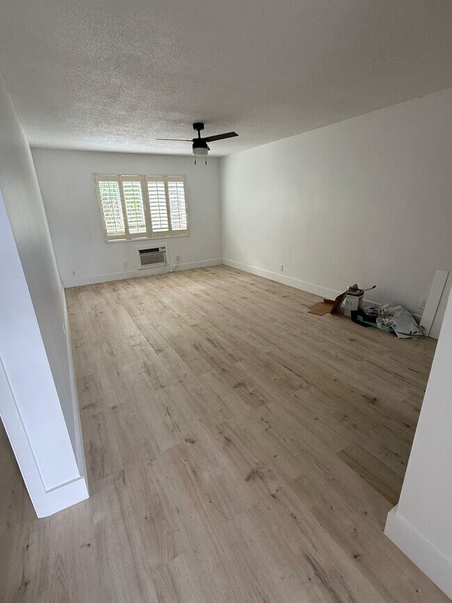 Building Photo - 1480 E Sample Rd