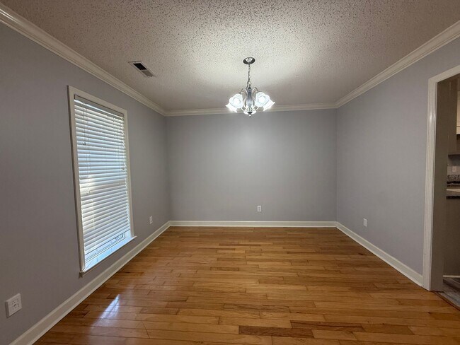 Building Photo - 4/2 Home Available Now!