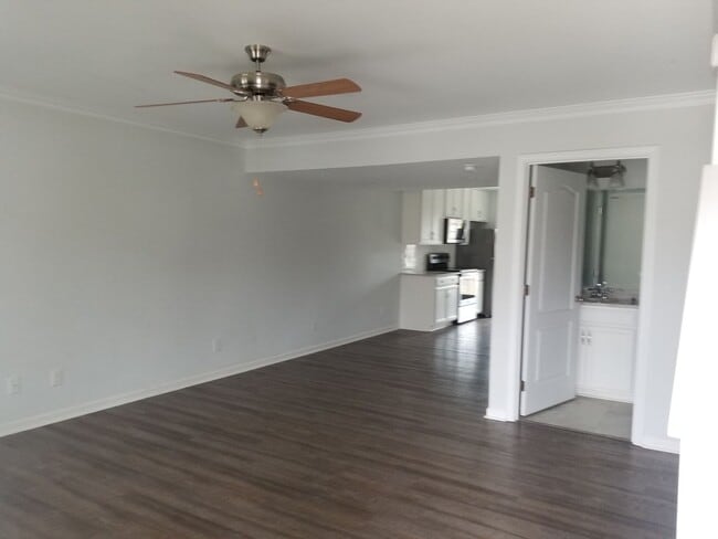 Building Photo - Tavern Grove Subdivision - End Unit Townhouse