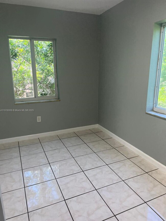 Building Photo - 3753 SW 26th Terrace