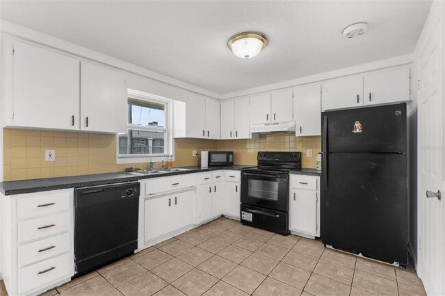 Building Photo - 5330 Poinsettia Dr