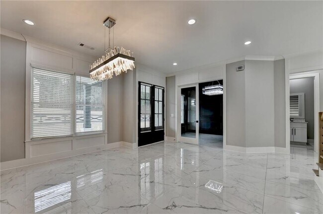 Building Photo - 960 Nours Cir SE