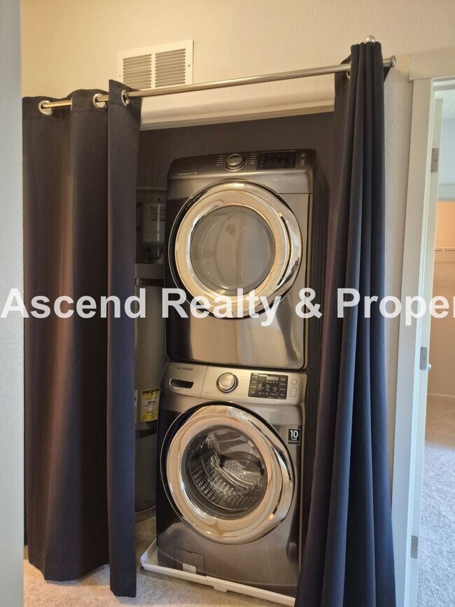 Building Photo - 2Bed/2Bath Tanasbourne Condo Quiet Location MiniSplit AC Assigned Parking Space Water & Garbage I...