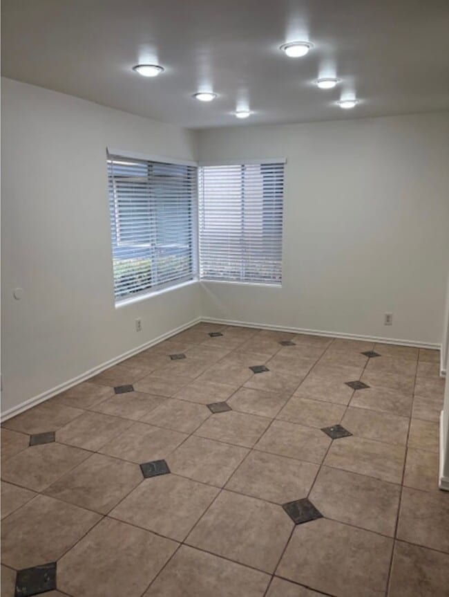 Building Photo - Half off 1st Month Rent!!  Extra large 3bd...