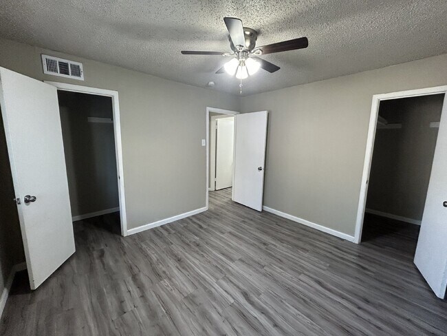 Building Photo - Fourplex one bedroom unit is ready to move...