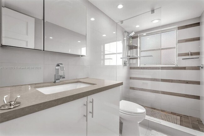 Building Photo - 3507 Oaks Way