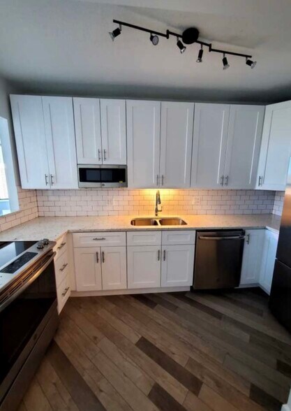 Building Photo - 400 N La Salle Dr