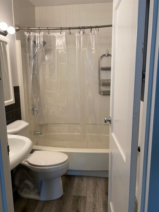 Building Photo - 2 bed 1 bath House