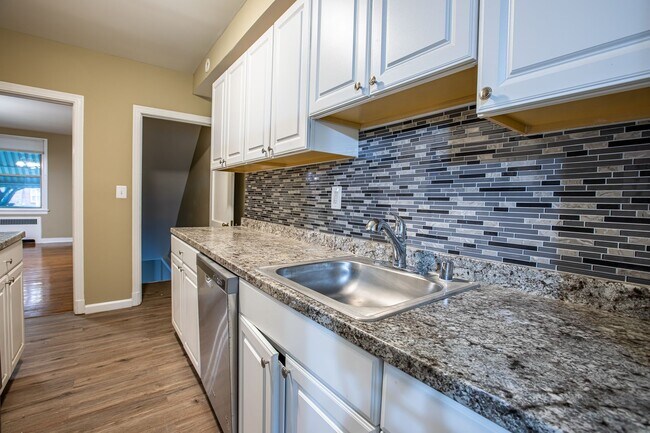 Building Photo - Charming 3 BR/3 BA Semi-Detached Home in F...