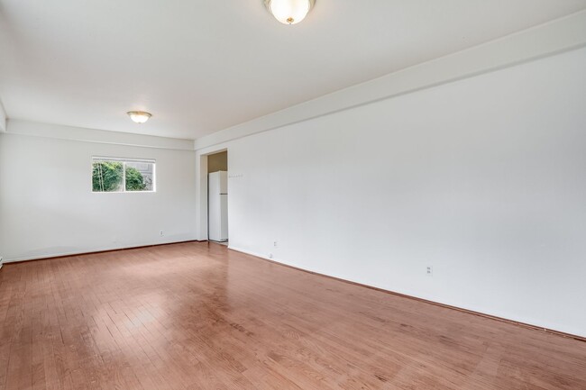 Building Photo - -- PRICE REDUCED -- 4 Bed, 2 Bath Rental H...