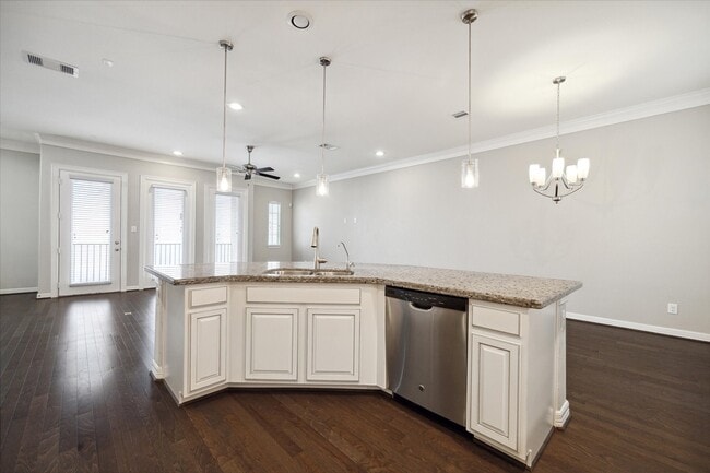 Building Photo - 430 N Live Oak St