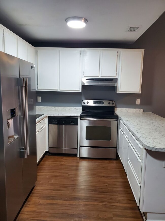 Building Photo - Dual Suite Comfort: 2BR/2BA Townhouse with Washer/Dryer Included