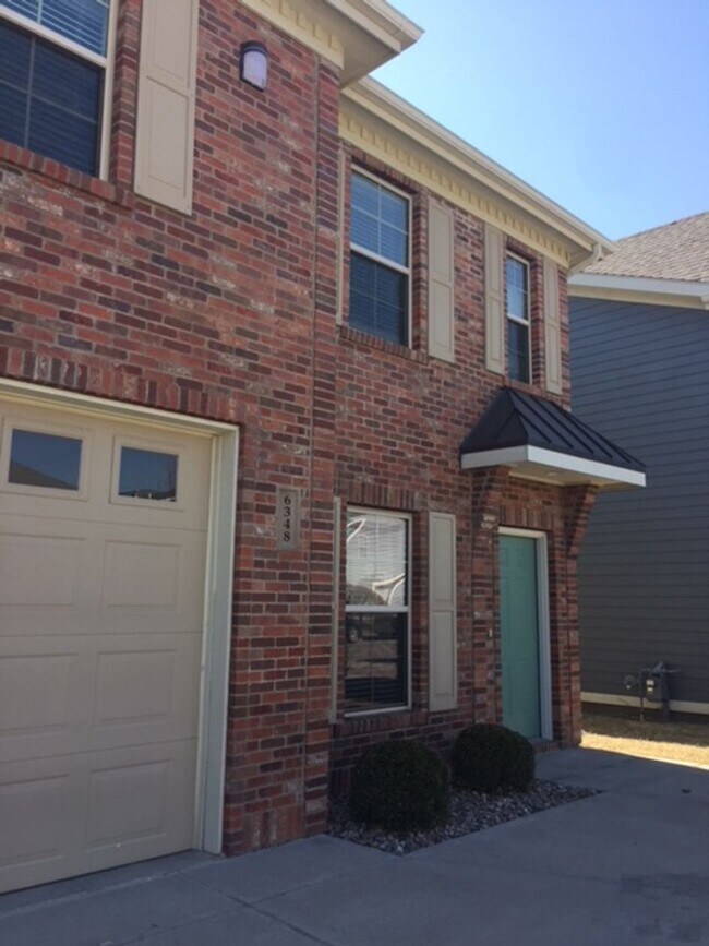 Building Photo - Amazing 4 x 3.5 home by Clinton Lake