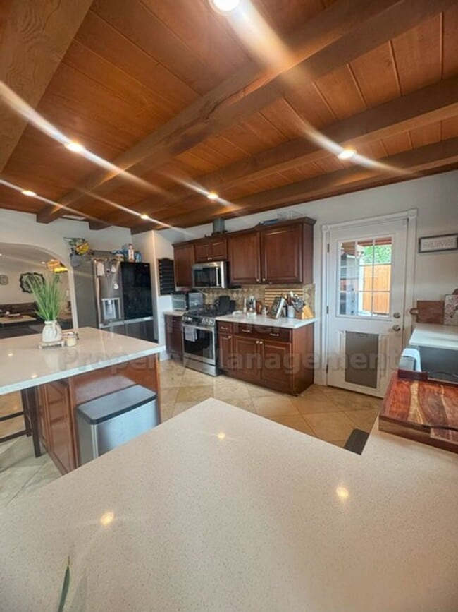 Building Photo - Beautiful Vista Home 3 bed / 3 bath / 1957...