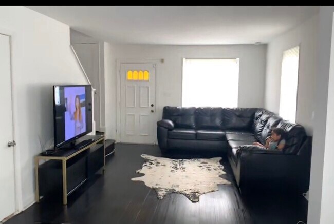 Building Photo - 4200 H St SE