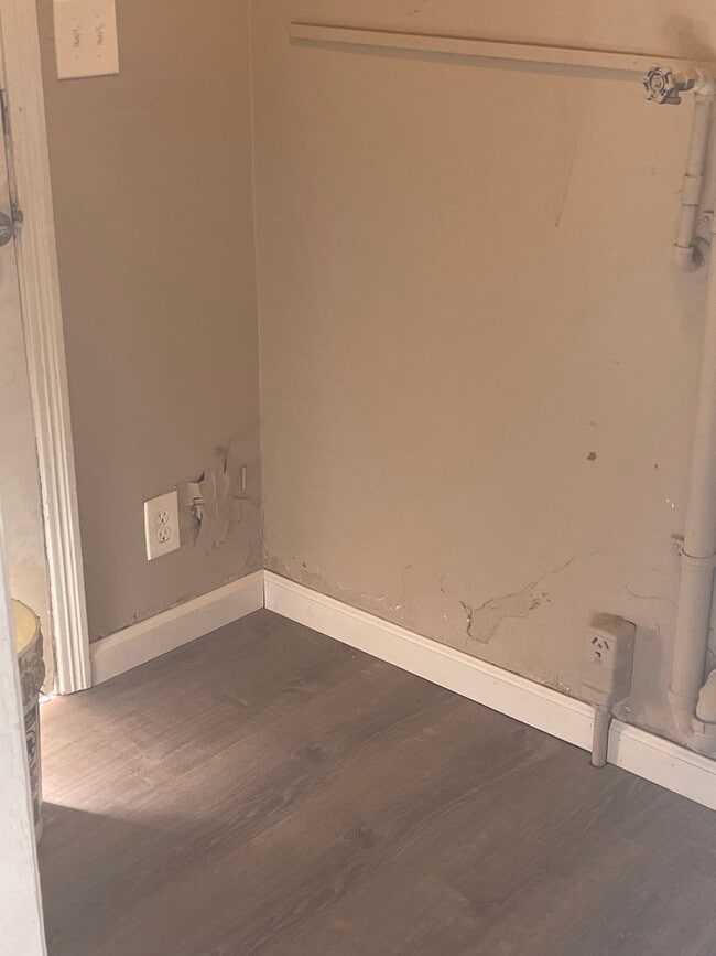 Building Photo - 712 W Hammond Ave