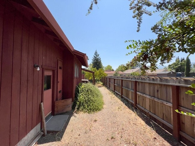 Building Photo - Spacious Three Bedroom Calistoga Home
