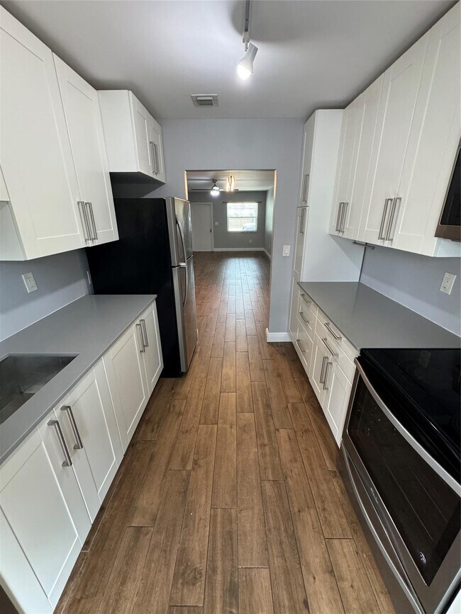 Building Photo - 315 SE 23rd Ave