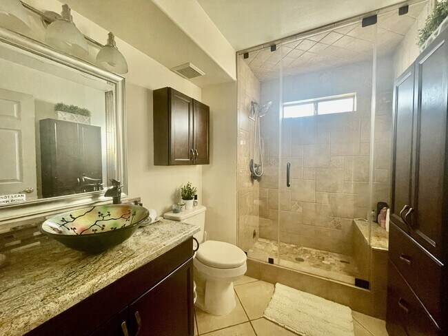 Building Photo - Beautiful Fully Furnished 2 bedroom 2 bath condo for rent!