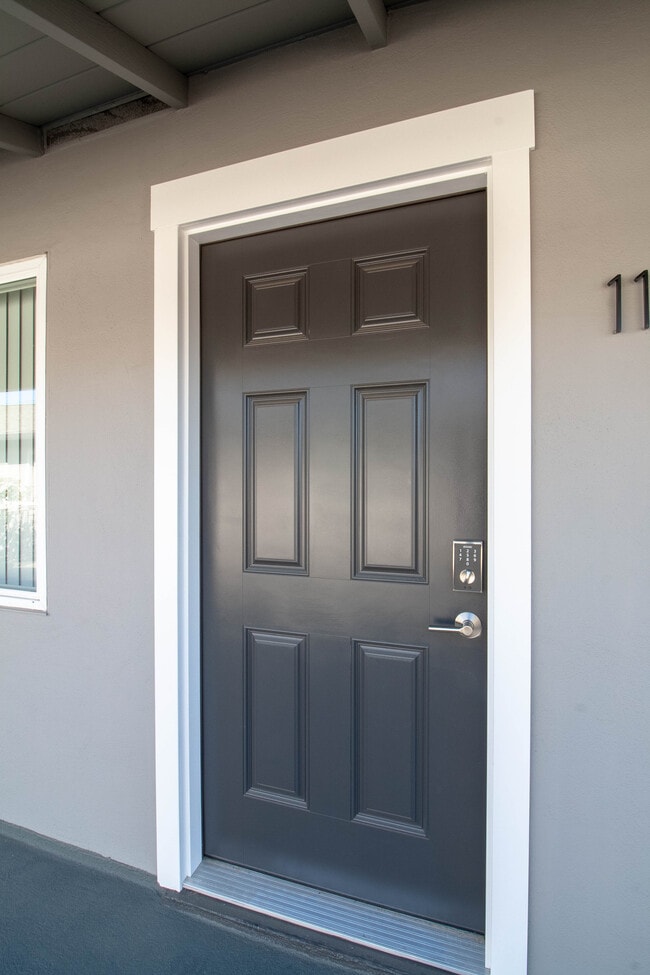 Building Photo - 2144 Royal Dr