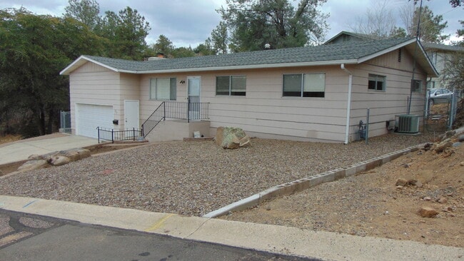 Primary Photo - 811 Heritage Cir