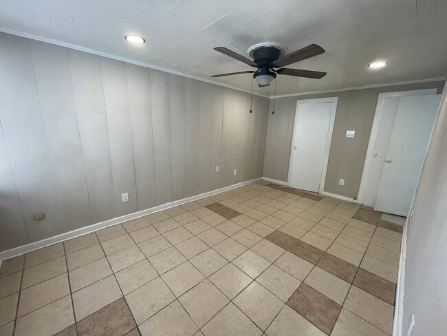 Building Photo - Cozy 1 Bedroom 1 Bath  Downstairs Unit Ready for Move-in ((New Vinyl Plank Flooring)) ~ Fantastic...