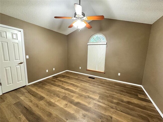 Building Photo - 2 Brittany Ln