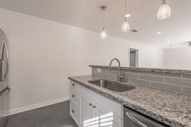 Building Photo - 2401 Sycamore Ave