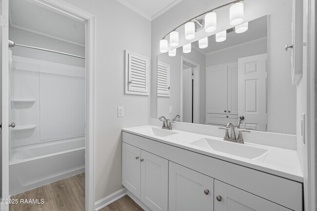 Building Photo - 119 Canada Dr