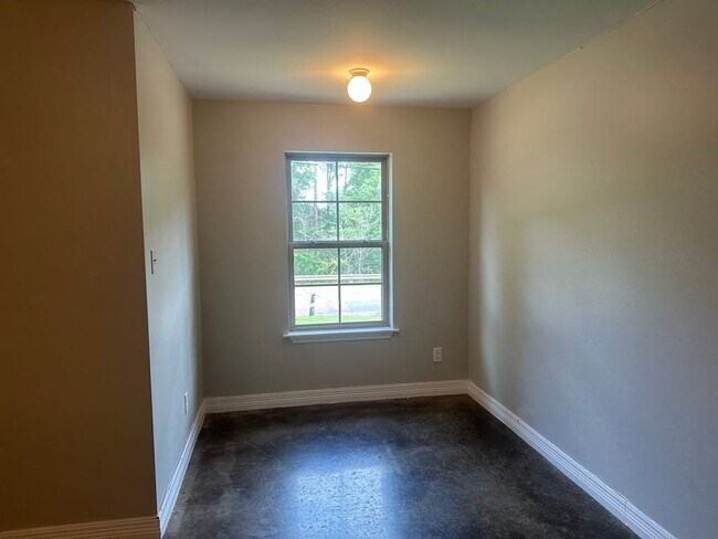 Building Photo - 1725 Lakeshore Dr