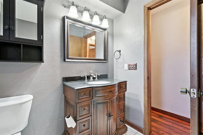 Building Photo - 805 Arlington Dr