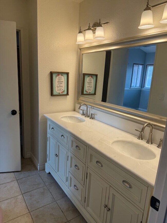 Building Photo - Beautiful 4 Bedroom, 3 Bathroom Home in Re...