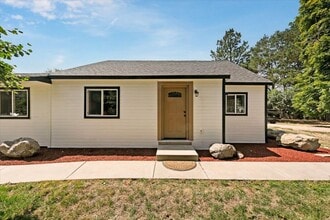 Building Photo - Spacious Middleton Home, Utilities & Lawn Care Included