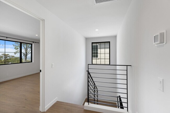 Building Photo - Modern Coastal Lease in Top of the World