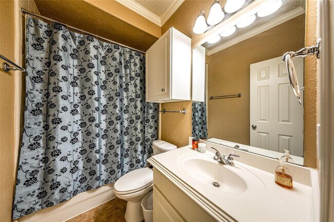 Building Photo - 2938 Royal Oaks Crest