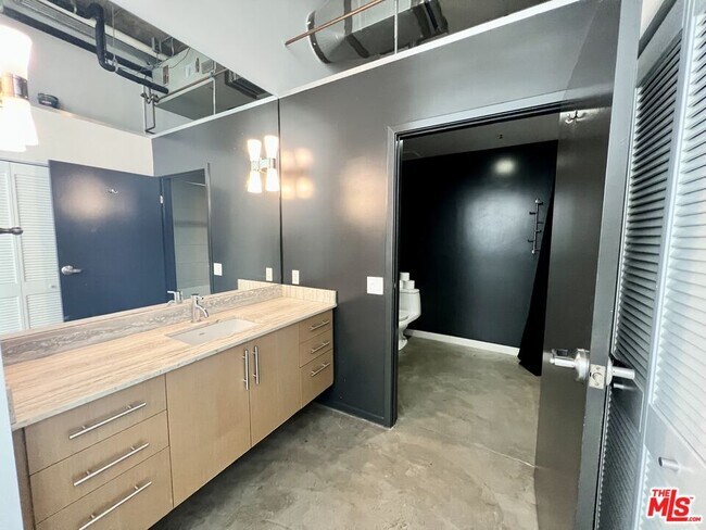 Building Photo - 510 S Hewitt St
