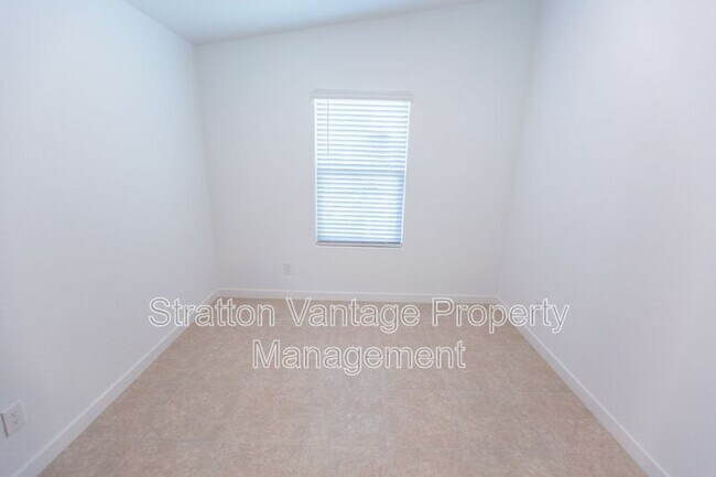 Building Photo - 305 Pinnacle Ridge Dr